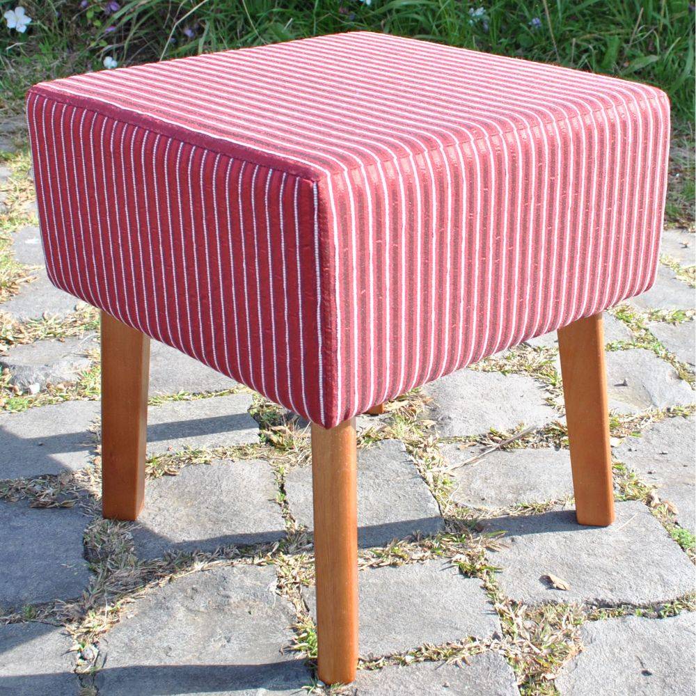 Puff Chantal Quadrado Listrado Vermelho Pes Madeira Macica Eucalipto Fino Moveis