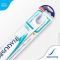 escova-de-dente-sensodyne-limpeza-profunda-branca-e-azul-3.jpg